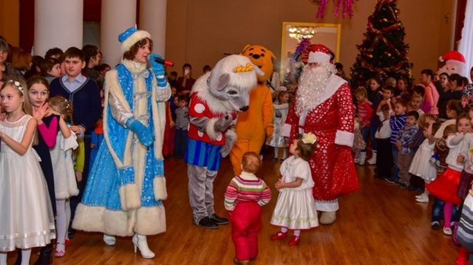 Билет на новогоднее шоу ростовых кукол "Дед Мороз спешит на помощь"