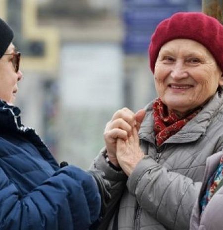 Где пенсионеры могут оформить займ на банковскую карту?