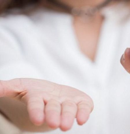 Искусство сказать «нет»: как вежливо отказать человеку в займе и не испортить отношения